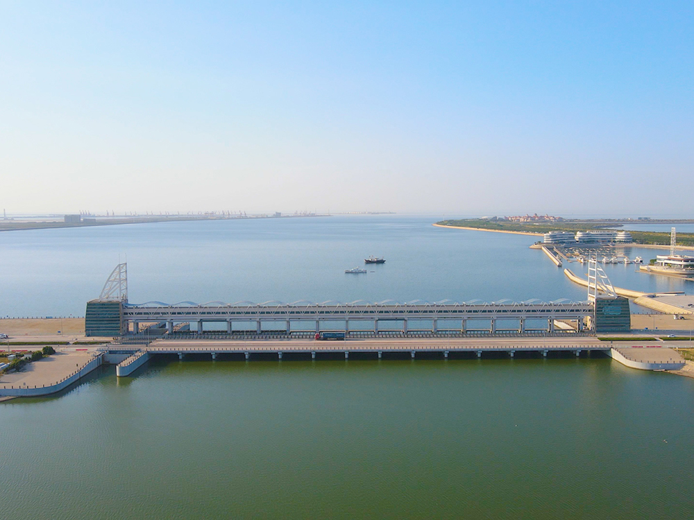 濰坊白浪河防潮閘：建于入海口粉沙質海岸潮下帶，與船閘共用邊墩，